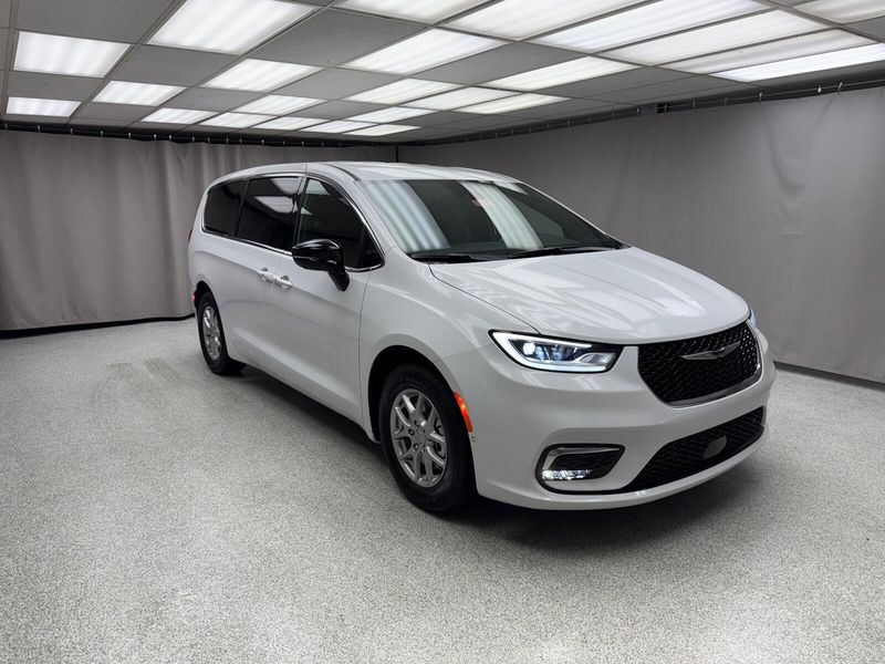 2025 Chrysler Pacifica SelectImage 4