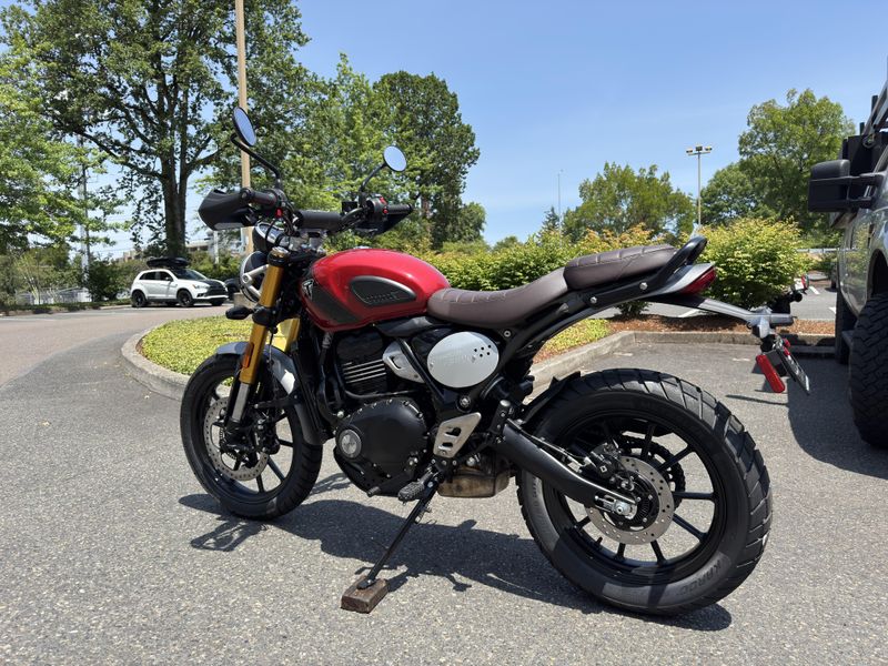 2025 Triumph SCRAMBLER 400 X - CARNIVAL RED - PHANTOM BLACK 