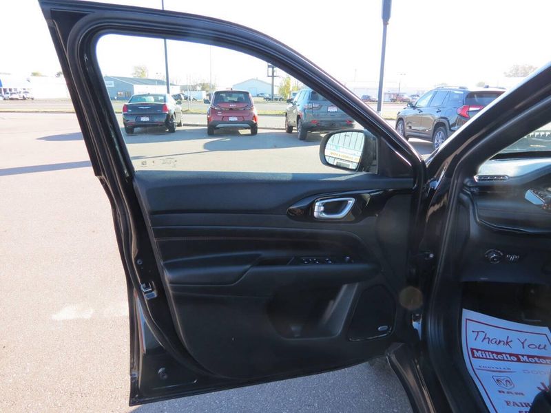 Used 2024 Jeep Compass Trailhawk 4x4 4dr SUVImage 9