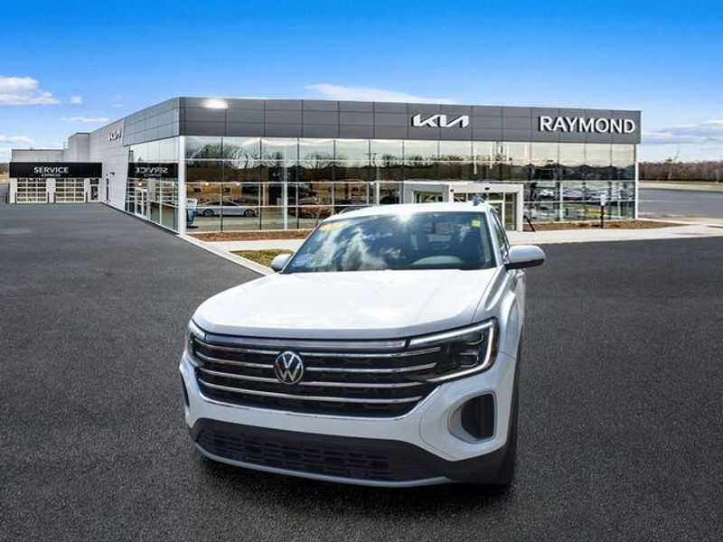 Used 2024 Volkswagen Atlas 2.0T SE w/TechnologyImage 7