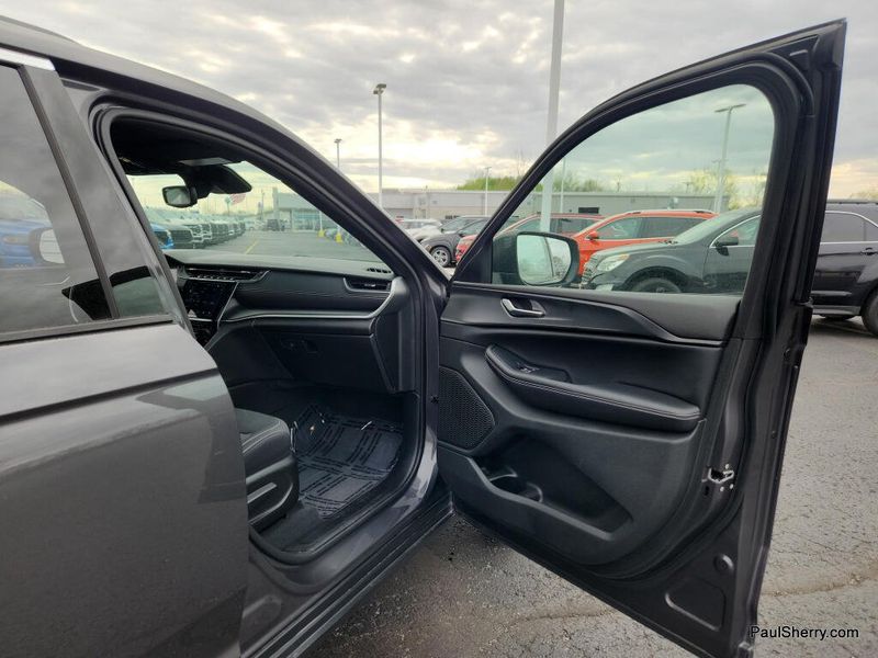 Used 2024 Jeep Grand Cherokee Laredo X