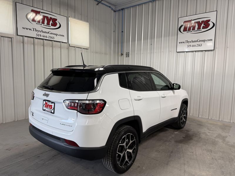 Used 2025 Jeep Compass LimitedImage 3