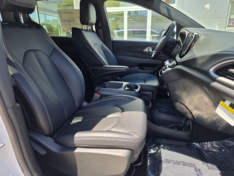 New 2025 Chrysler Pacifica SelectImage 21