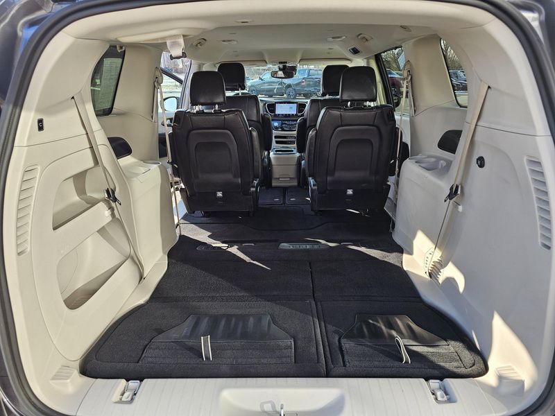 Used 2022 Chrysler Pacifica Touring LImage 21