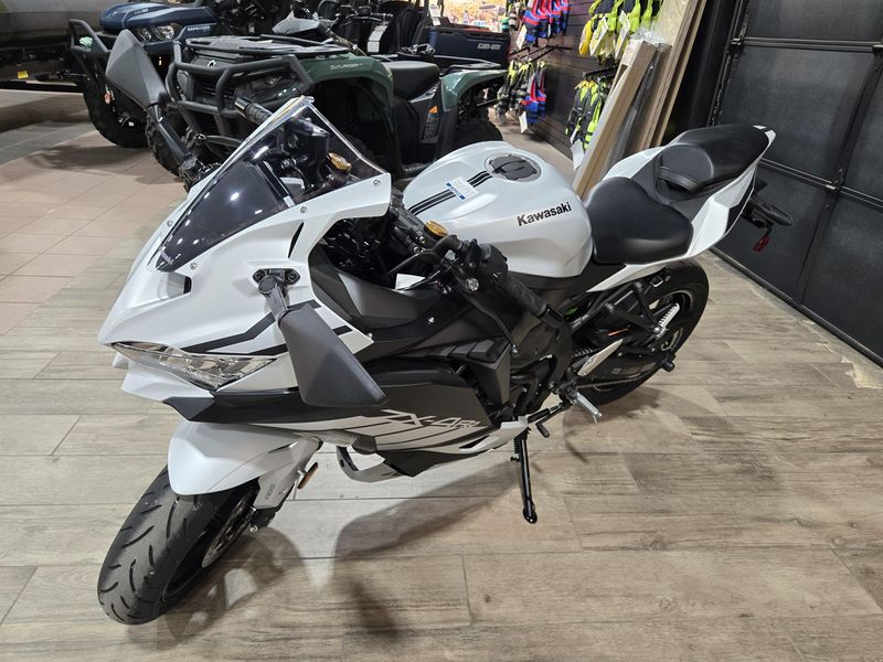 2025 Kawasaki NINJA ZX4RR ABS METALLIC MATTE WHITISH SILVER AND METALLIC FLAT SPARK BLACK Image 4