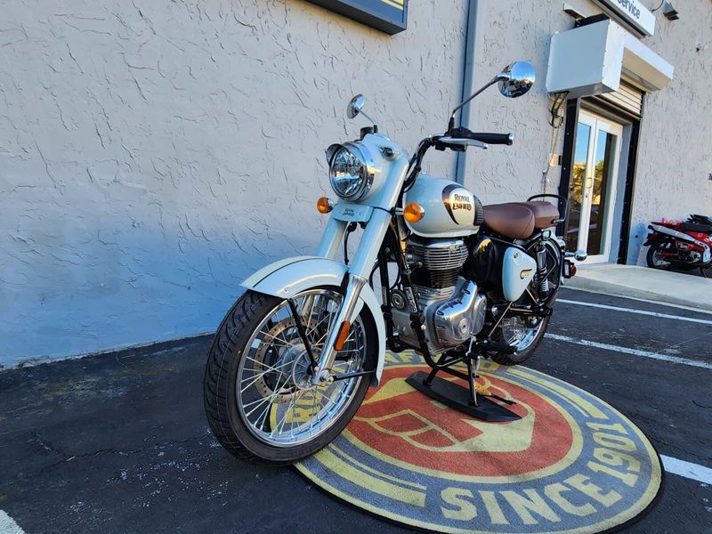 New 2024 Royal Enfield CLASSIC 350 Image 3