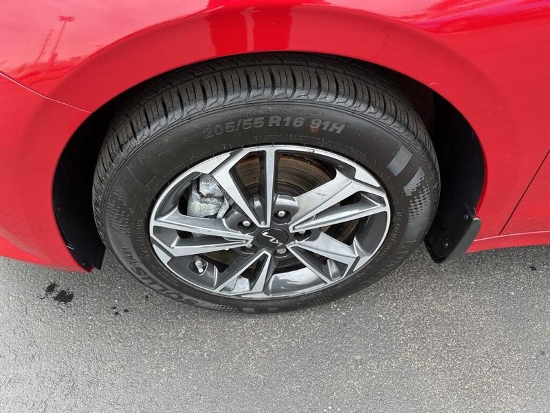 2024 Kia Forte LXSImage 8