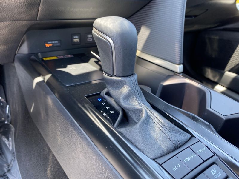 New 2025 Toyota Camry SEImage 18