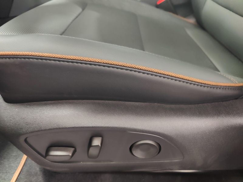 Used 2025 GMC Acadia AWD AT4Image 12