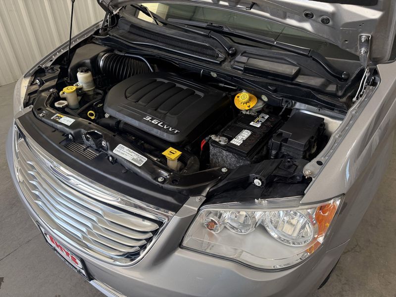 Used 2016 Chrysler Town & Country TouringImage 16