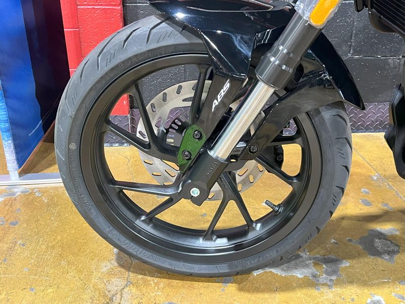 2025 CFMOTO 300NK Image 2