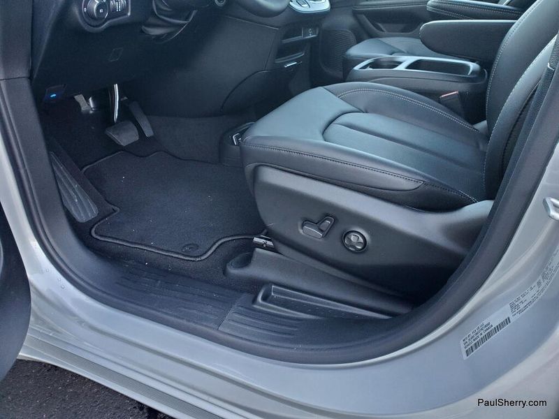 New 2026 Chrysler Pacifica Select