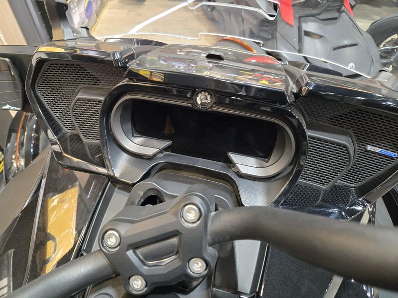 USED 2018 CAN-AM SPYDER F3T Image 10