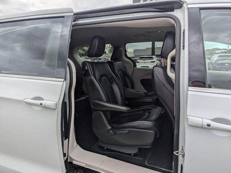 2022 Chrysler Pacifica Hybrid Touring LImage 13