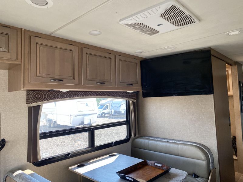 Used 2017 THOR CHATEAU 31Y Image 19