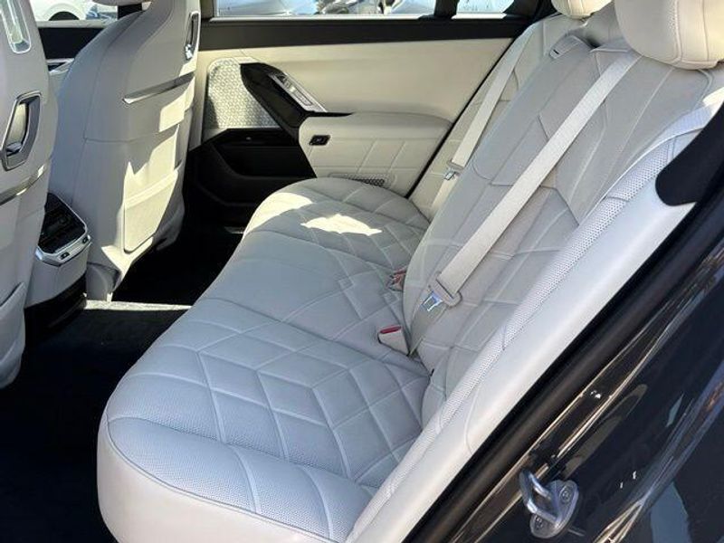 New 2026 BMW 7 Series 750e xDriveImage 25