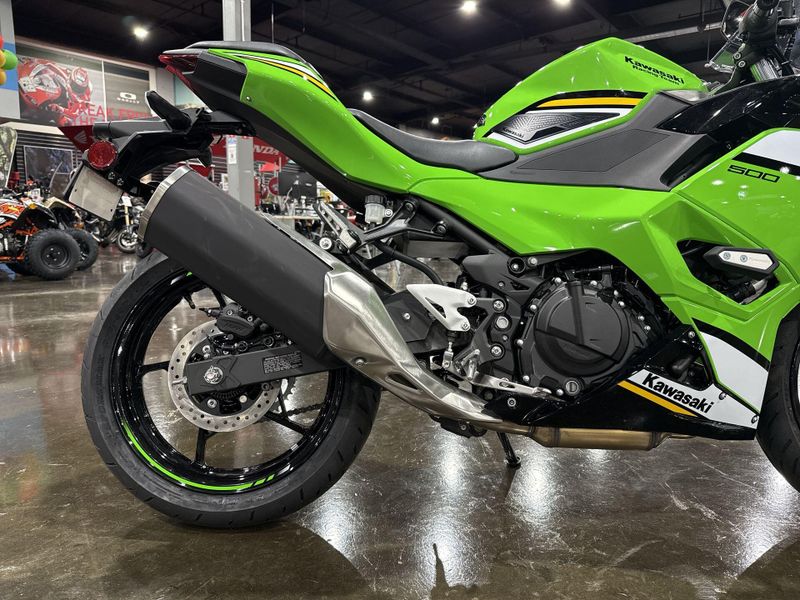 2025 Kawasaki NINJA 500 KRT EDITION SE ABS  in a LIME GREEN/EBONY/PEARL BLIZZARD WHITE exterior color. Del Amo Motorsports of Redondo Beach (424) 390-7811 delamomotorsports.com 