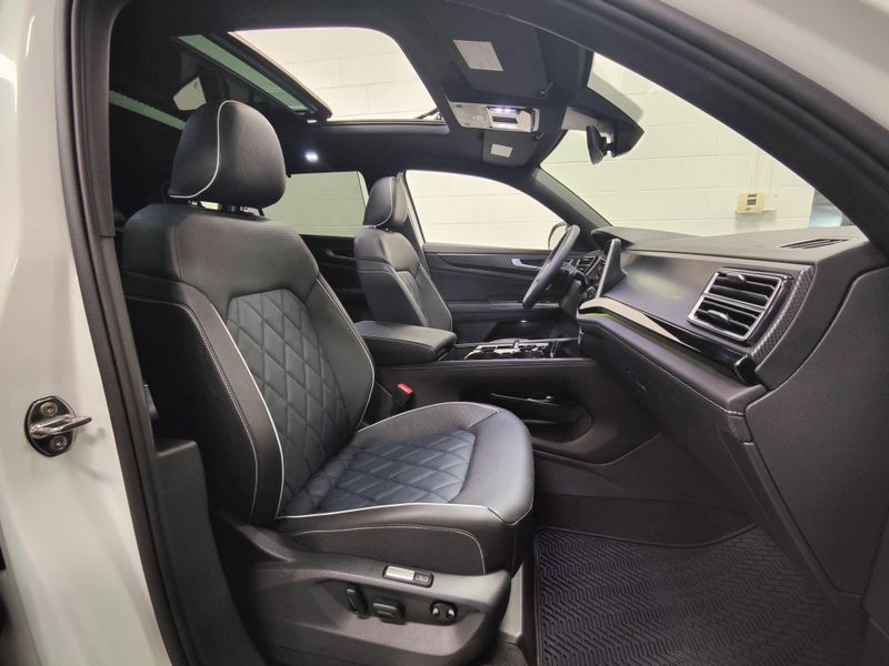 2025 Volkswagen Atlas Cross Sport SEL Premium R-Line photo 4