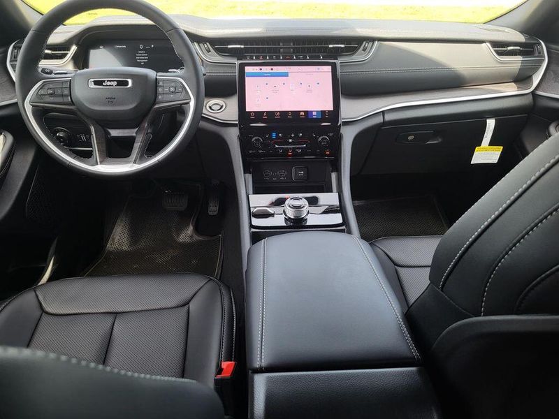 2025 Jeep Grand Cherokee L Limited 4x4Image 32
