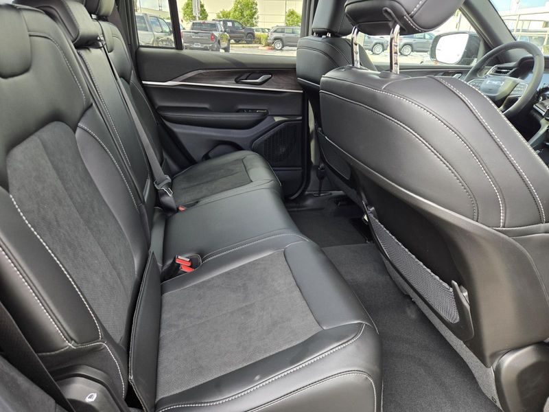 New 2026 Jeep Grand Cherokee Laredo Altitude 4x2