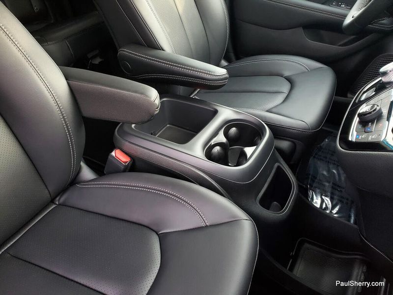 New 2026 Chrysler Pacifica Select