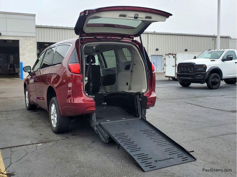 2023 Chrysler Voyager LXImage 14