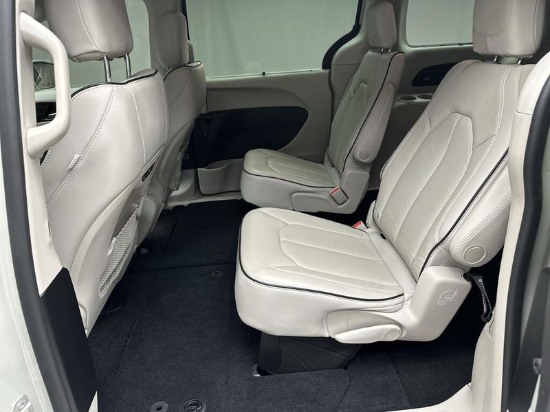 Used 2021 Chrysler Pacifica LimitedImage 8