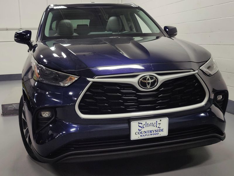 Used 2022 Toyota Highlander XLE AWD w/SunroofImage 2
