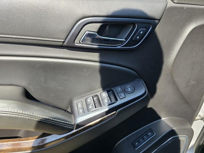 2015 Chevrolet Suburban 1500 LT photo 11