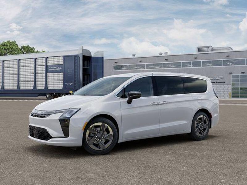 New 2027 Chrysler Pacifica LimitedImage 2
