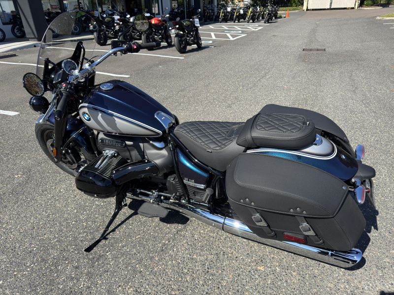 2023 BMW R 18 Classic - OPTION 719 - GALAXY DUST METALLIC - TITAN SILVER 2 METALLIC 