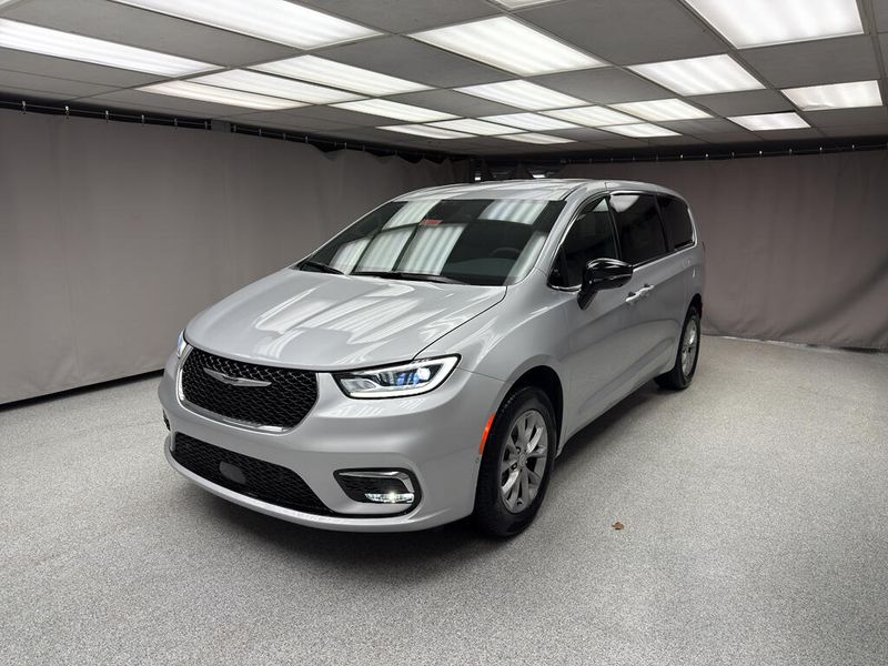 New 2026 Chrysler Pacifica Select AwdImage 1