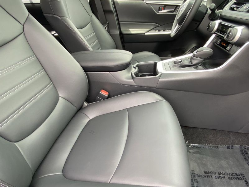 2025 Toyota RAV4 Hybrid XLE PremiumImage 10