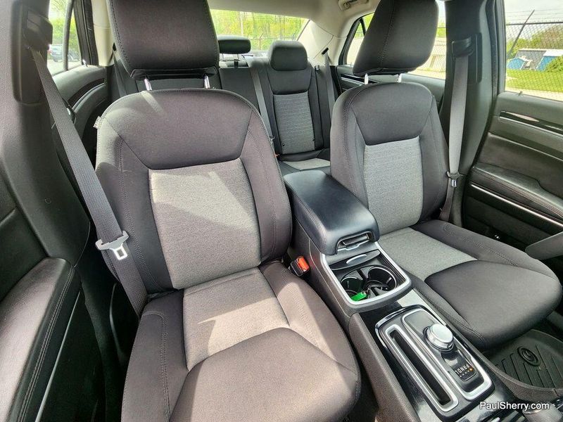 2023 Chrysler 300 Touring SportImage 3