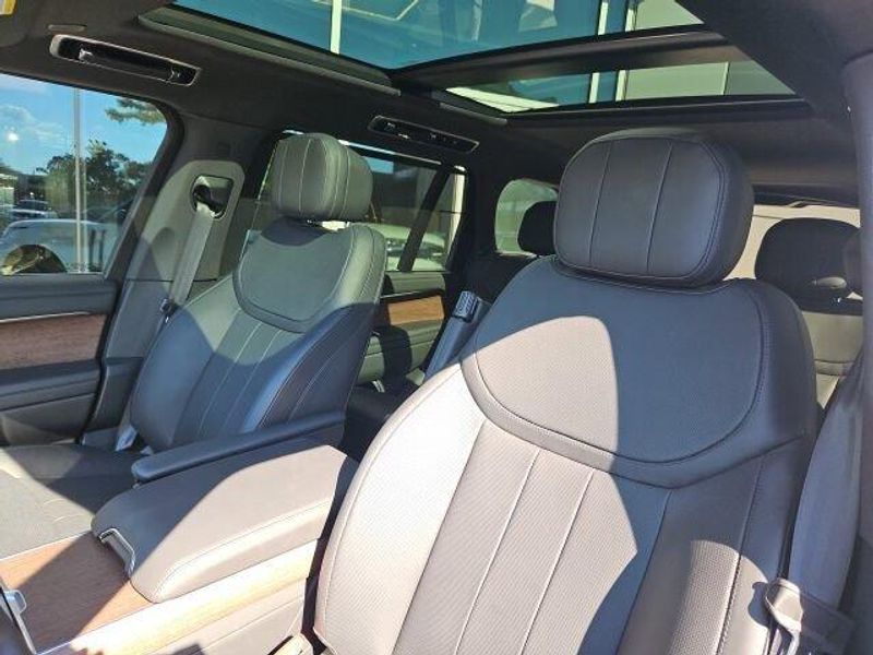 Used 2025 Land Rover Range Rover SE