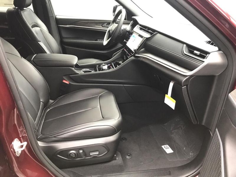 New 2026 Jeep Grand Cherokee L Limited 4x4Image 16