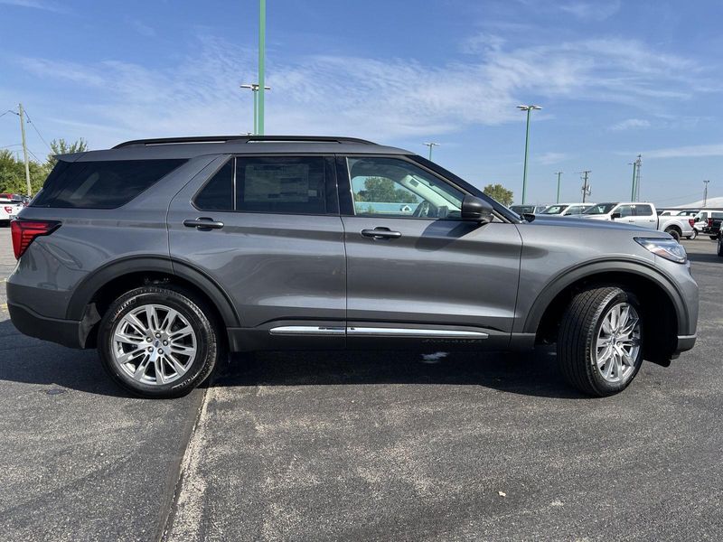 2025 Ford Explorer photo 3