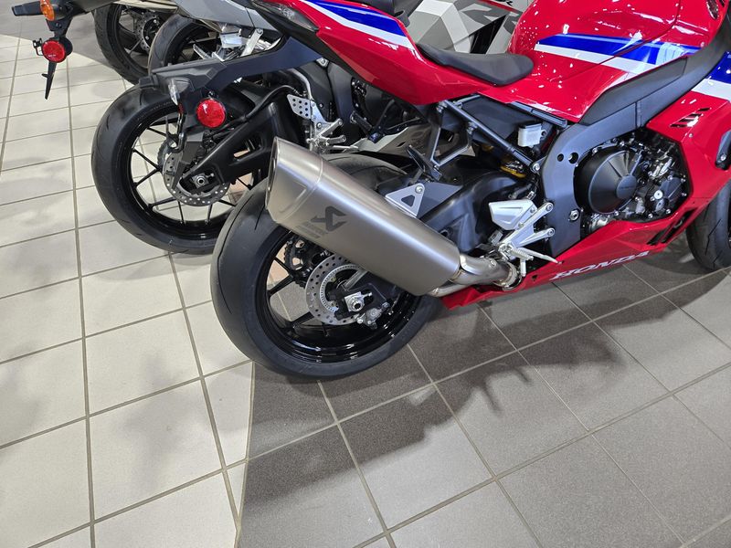 NEW 2025 HONDA CBR1000RR R FIREBLADE SP Image 15