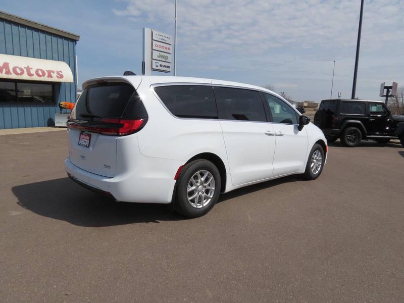 New 2026 Chrysler Voyager LxImage 3