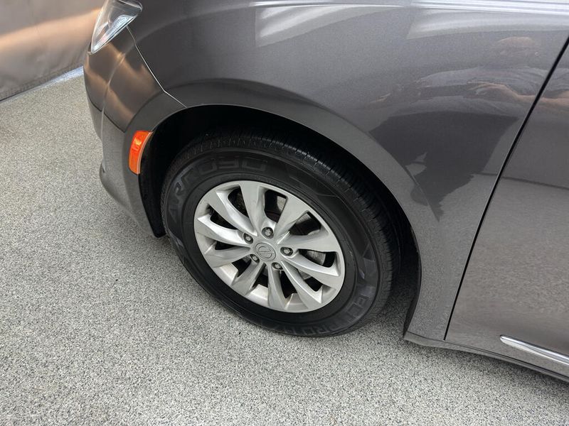 Used 2019 Chrysler Pacifica Touring LImage 7