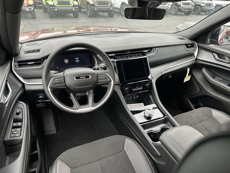New 2025 Jeep Grand Cherokee L Altitude X 4x4Image 17
