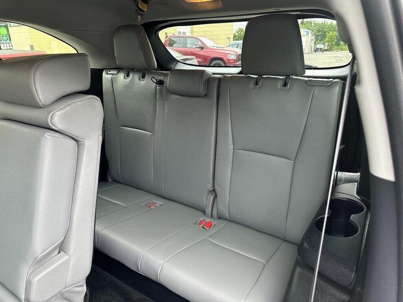 2021 Toyota Highlander XLE photo 19