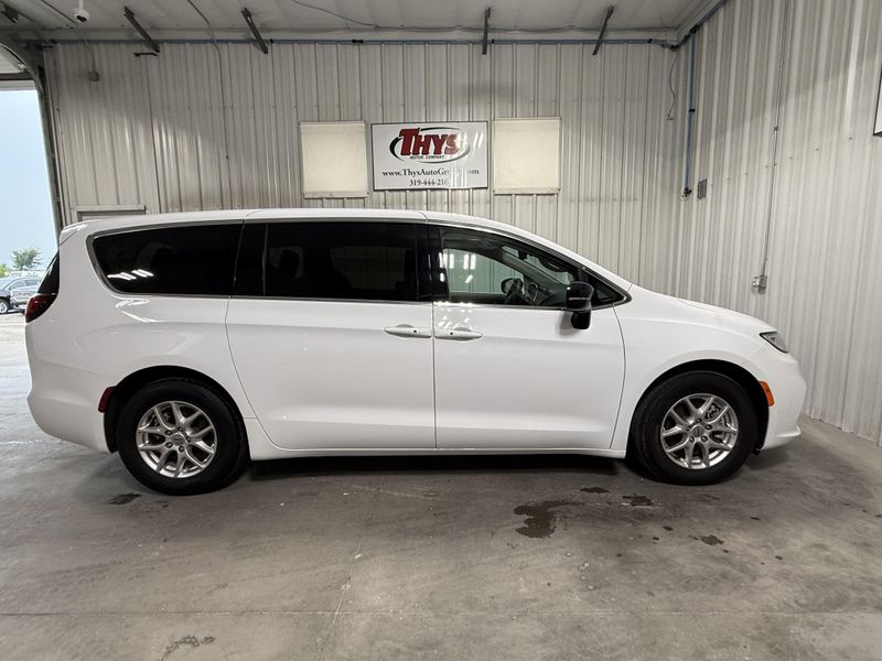 Used 2024 Chrysler Pacifica Touring LImage 2