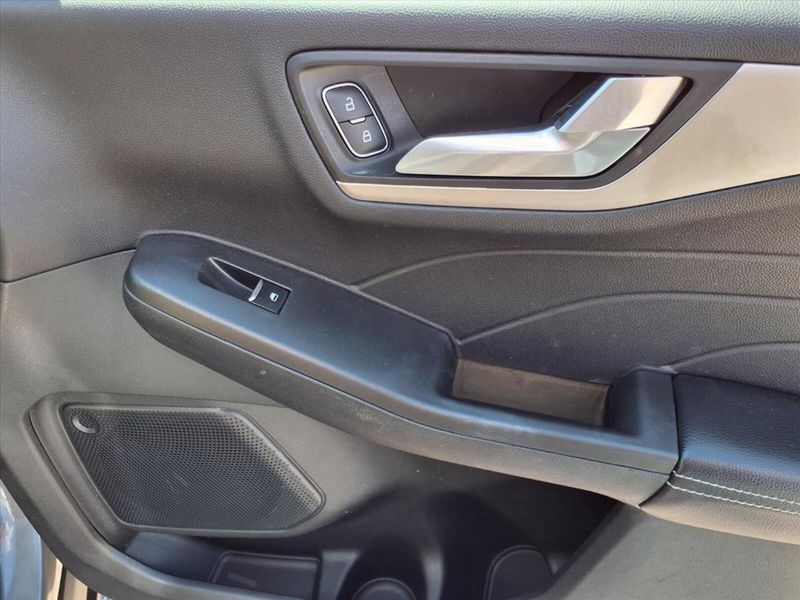2021 Ford Escape SEL Hybrid photo 4