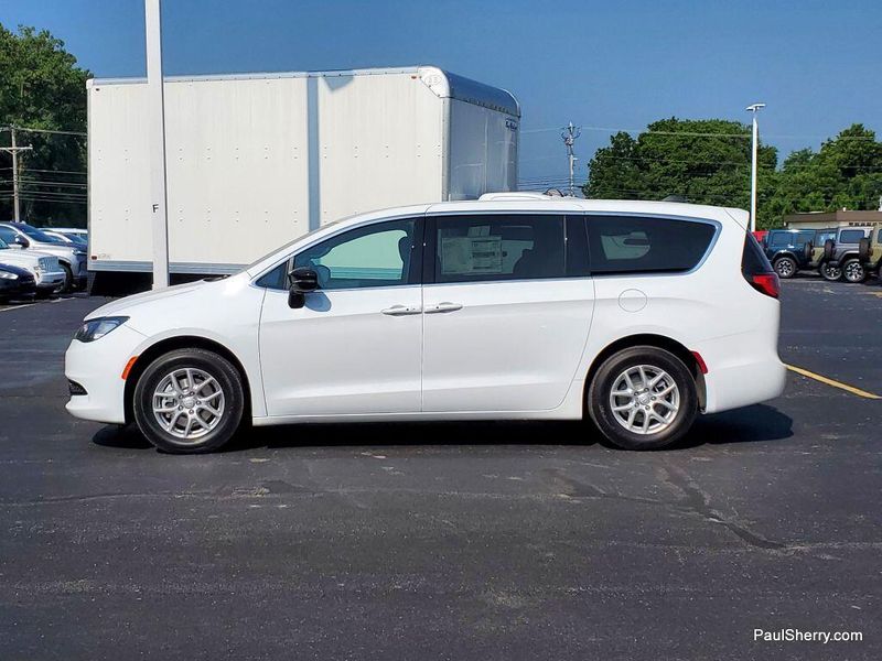 New 2025 Chrysler Voyager LxImage 7