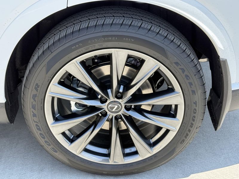 2025 Lexus RX Image 16
