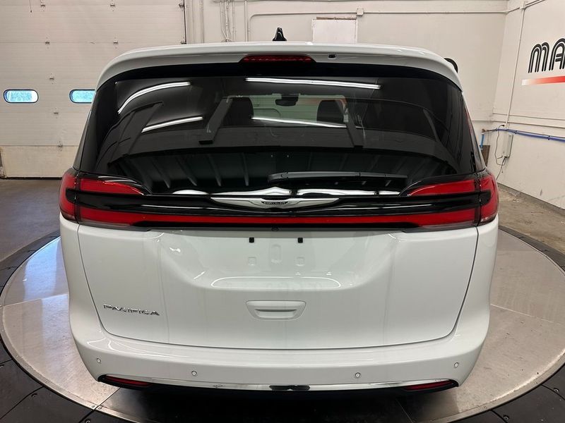 2024 Chrysler Pacifica Touring LImage 9