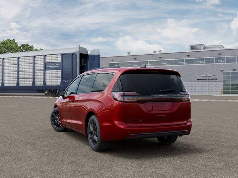 New 2026 Chrysler Pacifica SelectImage 3