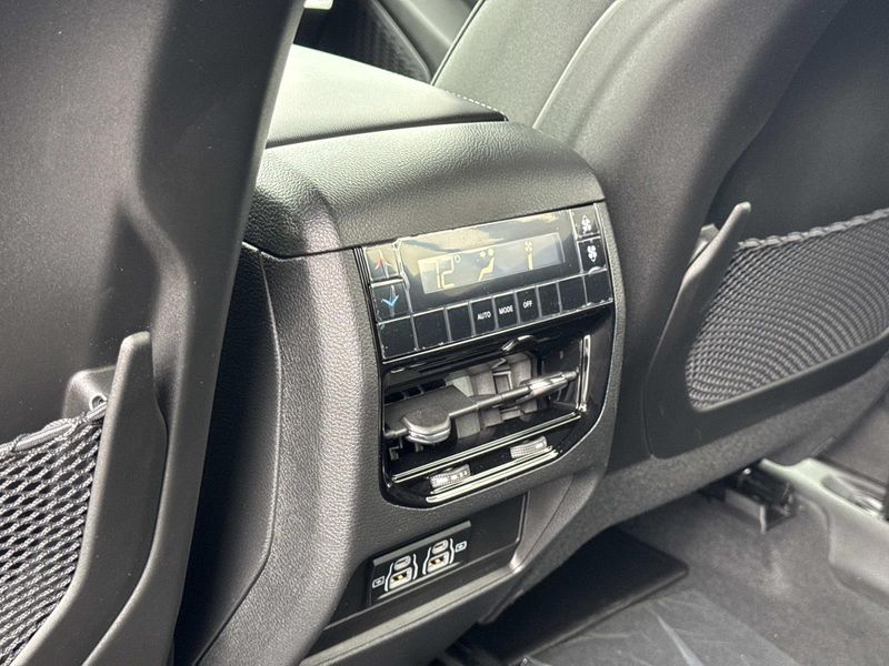 New 2026 Jeep Grand Cherokee L Laredo 4x2