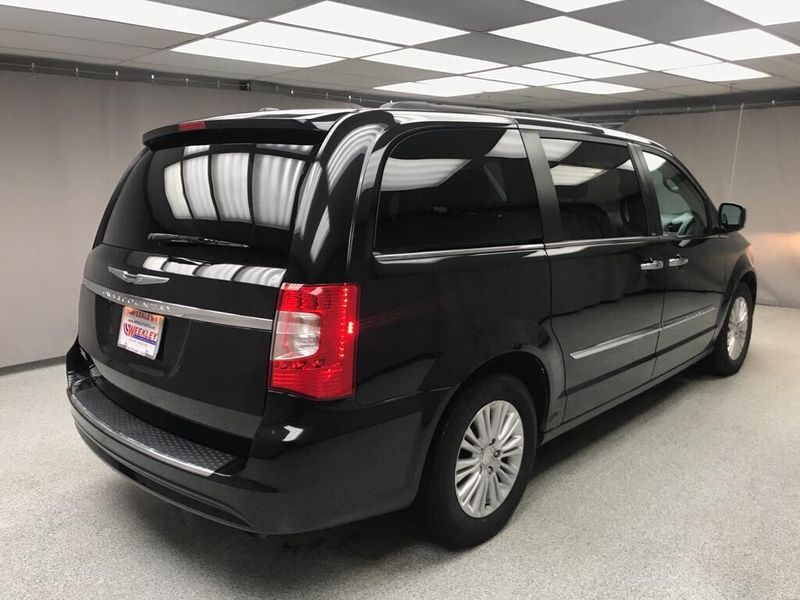 Used 2013 Chrysler Town & Country Touring-LImage 4